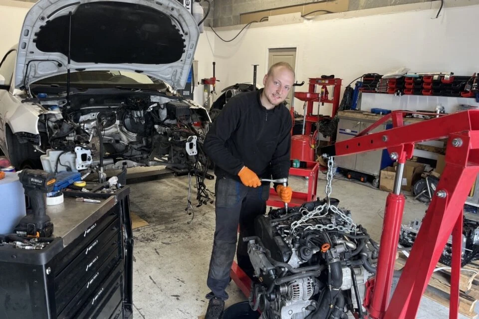 Julien au travail sur un moteur déposé, dans l'atelier Garage Marseille Auto